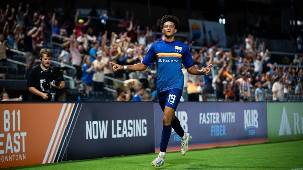 One Knoxville SC grabs a late 2-1 win over the Sarasota Paradise thanks to a stoppage time goal from Forward Babacar Diene.