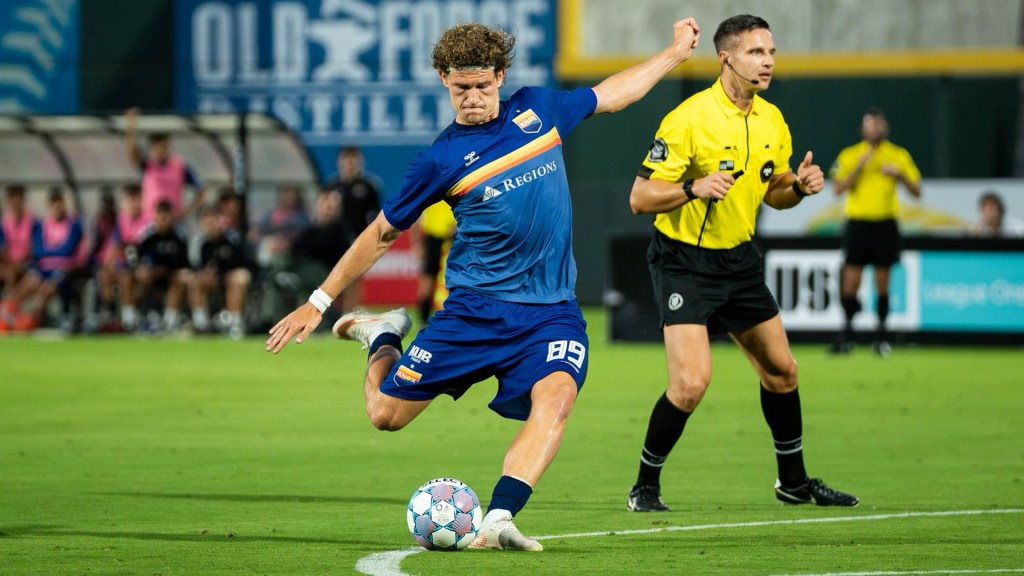 Teddy Baker scored a first-half free kick goal as One Knoxville SC beat Chattanooga Red Wolves SC 3-0 to clinch a playoff berth.